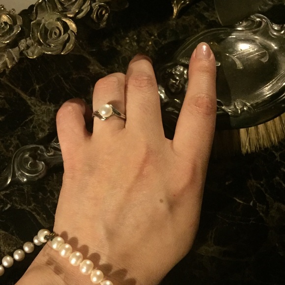 White Gold Pearl Ring w 2 Tiny Diamonds (repair) - Picture 2 of 8